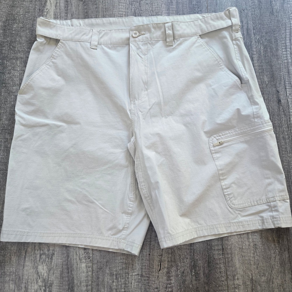 Huk Mens Pursuit Utility Fishing Shorts Tan Beige XXL Stretch Cargo Pockets